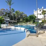 1104 First Line Golden Pool Apartmán *