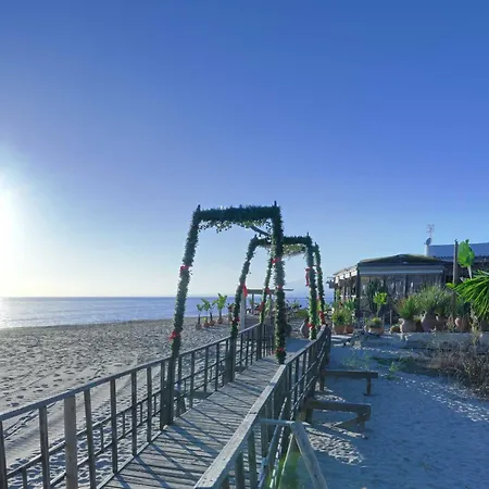 1104 First Line Golden Pool Lägenhet