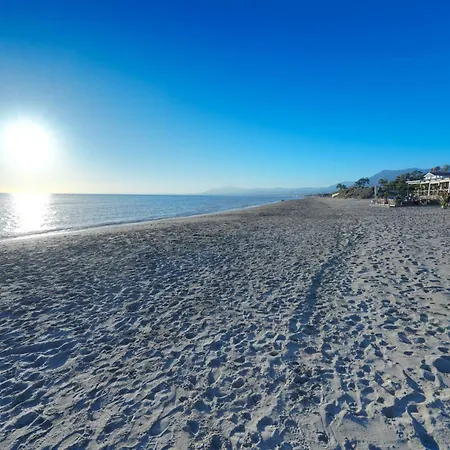 1104 First Line Golden Pool Lägenhet