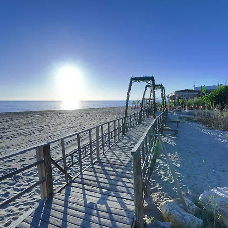 1104 First Line Golden Pool ماربيا