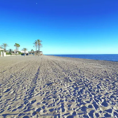 1104 First Line Golden Pool شقة *