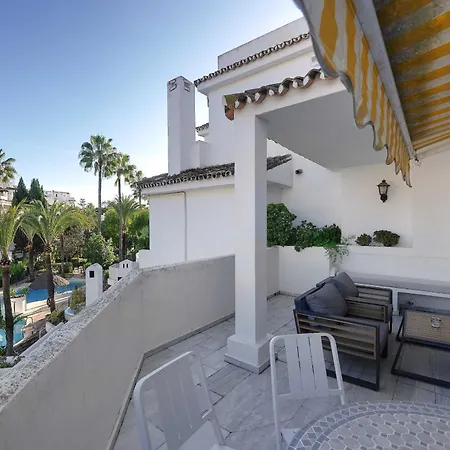 1104 First Line Golden Pool شقة ماربيا