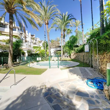 1104 First Line Golden Pool ماربيا