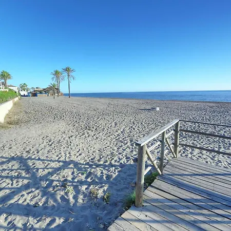 1104 First Line Golden Pool ماربيا